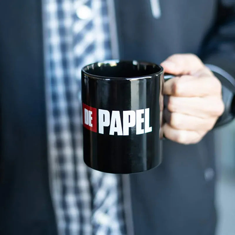 La Casa De Papel keraminis puodelis dovanų dėžutėje 330 ml (La Casa De Papel logotipas)