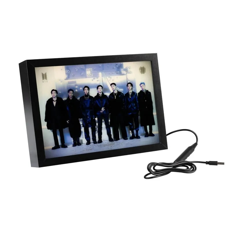 BTS – Dekoratyvinis rėmelis su LED apšvietimu