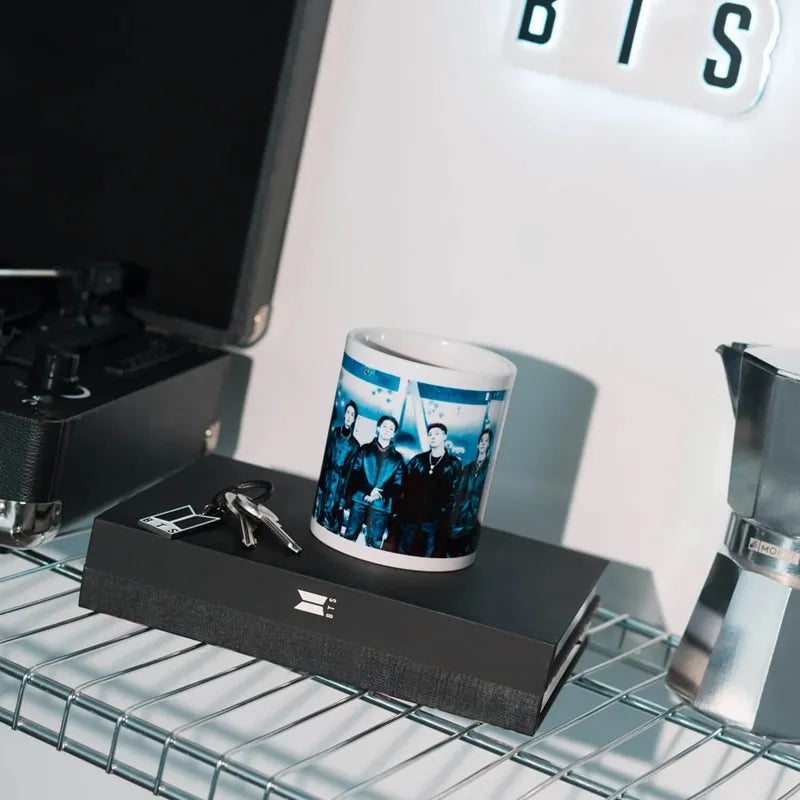 BTS – Keraminis puodelis dovanų dėžutėje, 350 ml (baltas)