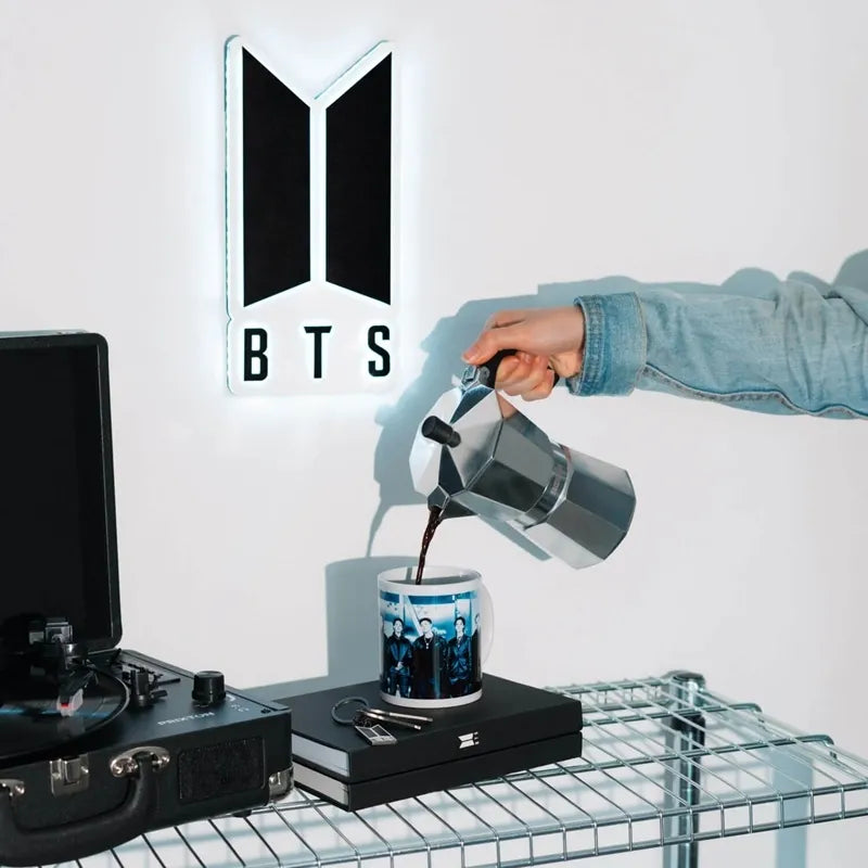 BTS – Keraminis puodelis dovanų dėžutėje, 350 ml (baltas)