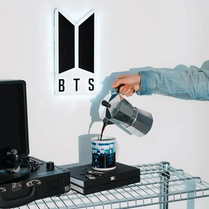 BTS – Keraminis puodelis dovanų dėžutėje, 350 ml (baltas)