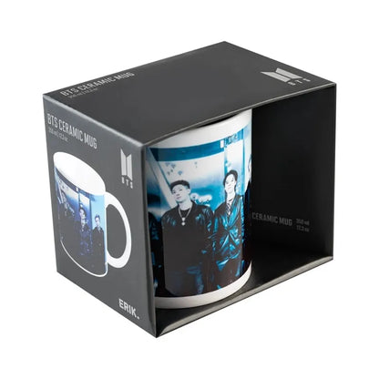 BTS – Keraminis puodelis dovanų dėžutėje, 350 ml (baltas)