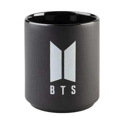 BTS – Keraminis puodelis dovanų dėžutėje 350 ml (juodas)