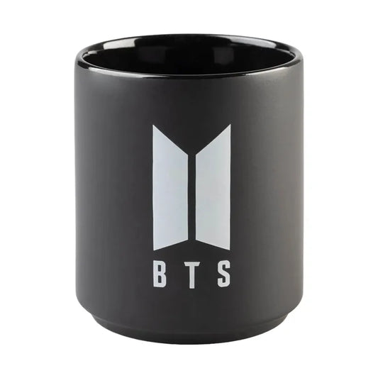 BTS – Keraminis puodelis dovanų dėžutėje 350 ml (juodas)