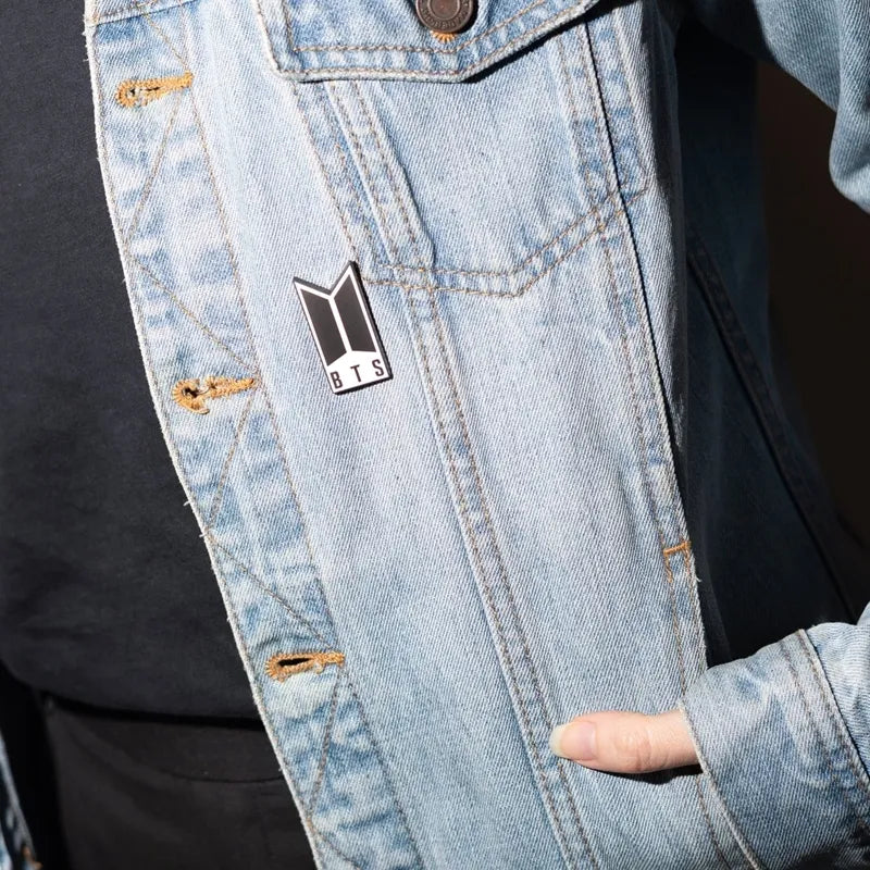 BTS – Metalinis logotipo smeigtukas
