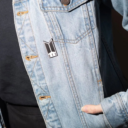 BTS – Metalinis logotipo smeigtukas
