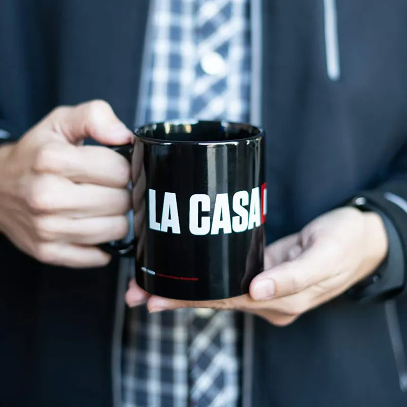 La Casa De Papel keraminis puodelis dovanų dėžutėje 330 ml (La Casa De Papel logotipas)