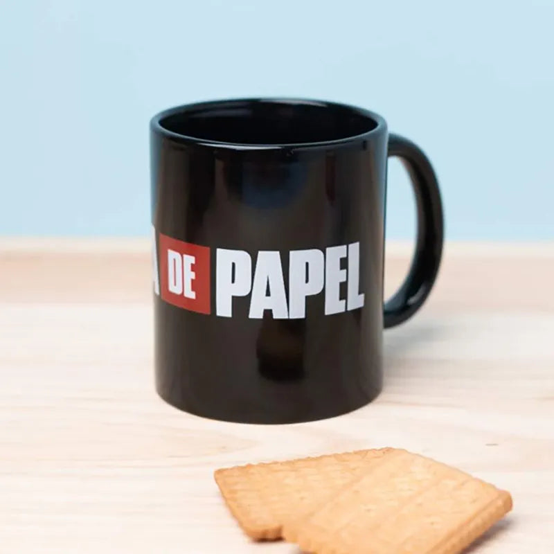 La Casa De Papel keraminis puodelis dovanų dėžutėje 330 ml (La Casa De Papel logotipas)