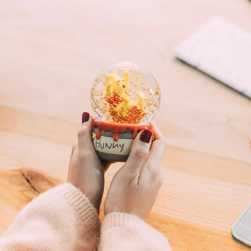 Mikė Pūkuotukas – stiklinis sniego rutulys dovanų dėžutėje