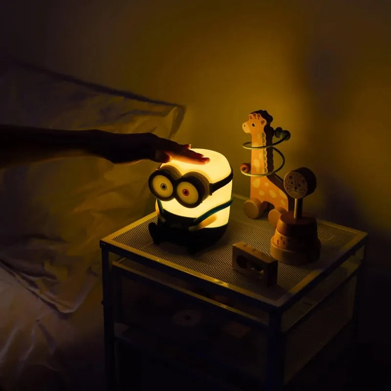 Minions – Bob minkštas silikoninis LED naktinis šviestuvas vaikams 15 cm