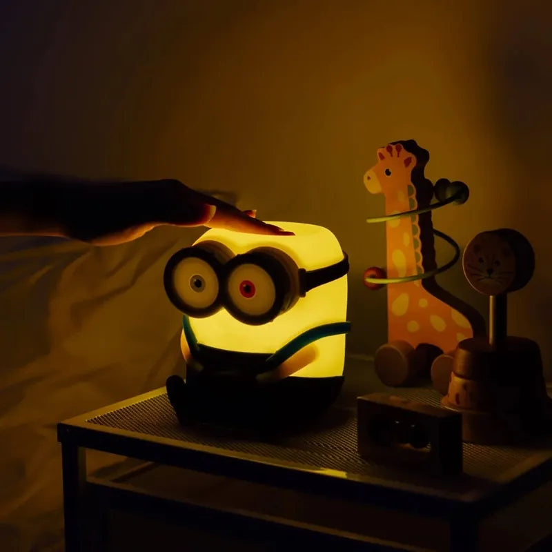 Minions – Bob minkštas silikoninis LED naktinis šviestuvas vaikams 15 cm