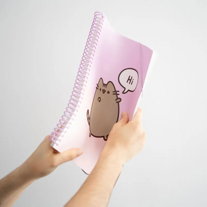 Pusheen – A4 formato segtuvas su elastine juosta ir 30 skaidrių įmaučių