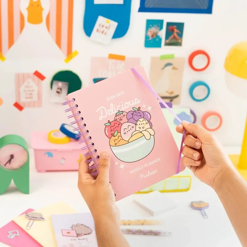 Pusheen – A5 savaitinis kalendorius / planuotojas iš „Fruits“ 2026/2027 kolekcijos