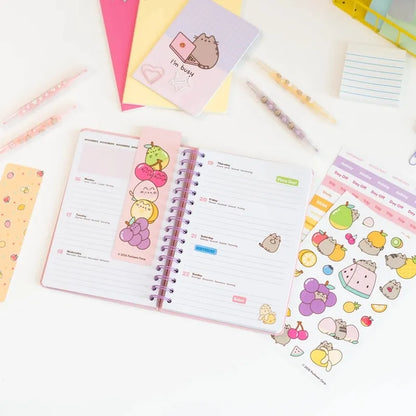 Pusheen – A5 savaitinis kalendorius / planuotojas iš „Fruits“ 2026/2027 kolekcijos