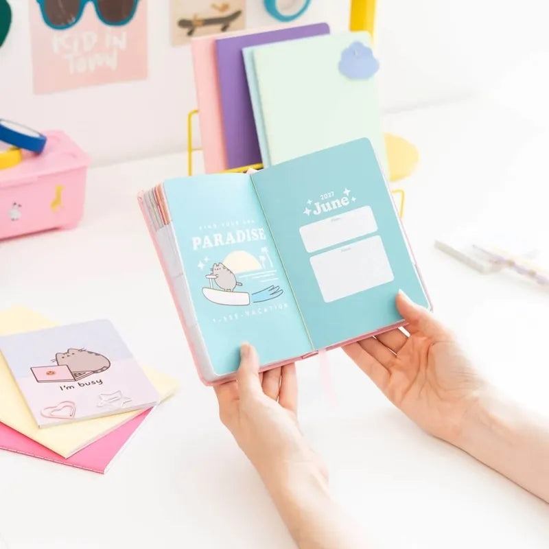 Pusheen – A6 savaitinis kalendorius / planuoklis iš „Tropical Vacation“ 2026–2027 m. kolekcijos