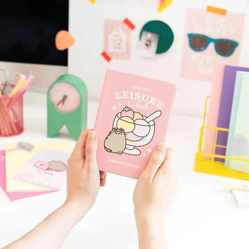 Pusheen – A6 savaitinis kalendorius / planuoklis iš „Tropical Vacation“ 2026–2027 m. kolekcijos