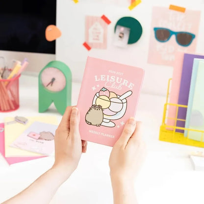 Pusheen – A6 savaitinis kalendorius / planuoklis iš „Tropical Vacation“ 2026–2027 m. kolekcijos