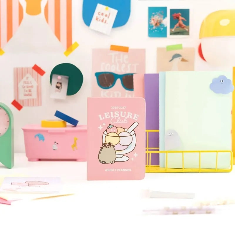 Pusheen – A6 savaitinis kalendorius / planuoklis iš „Tropical Vacation“ 2026–2027 m. kolekcijos