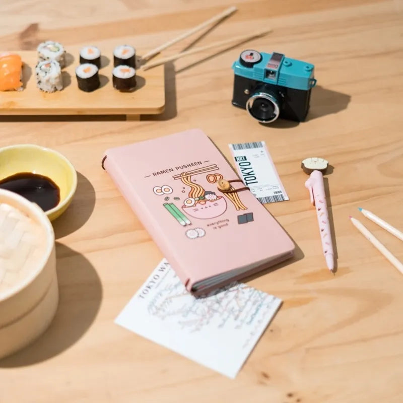 Pusheen – B6 kelionių užrašinė iš „Sushi Roll“ kolekcijos