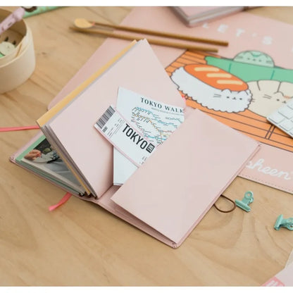 Pusheen – B6 kelionių užrašinė iš „Sushi Roll“ kolekcijos