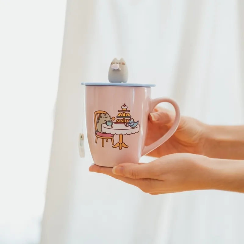 Pusheen keraminis puodelis su silikoniniu dangteliu ir 3D figūrėle, 350 ml
