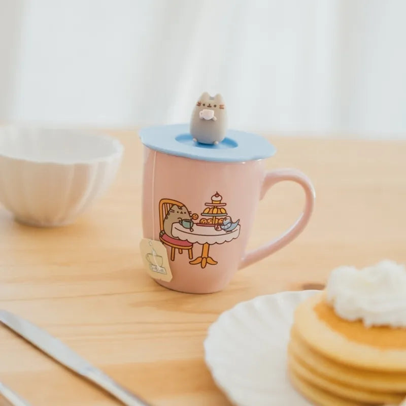 Pusheen keraminis puodelis su silikoniniu dangteliu ir 3D figūrėle, 350 ml