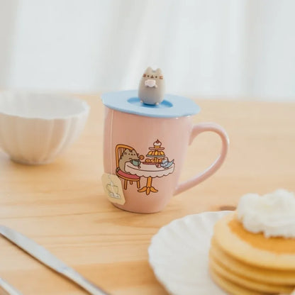 Pusheen keraminis puodelis su silikoniniu dangteliu ir 3D figūrėle, 350 ml
