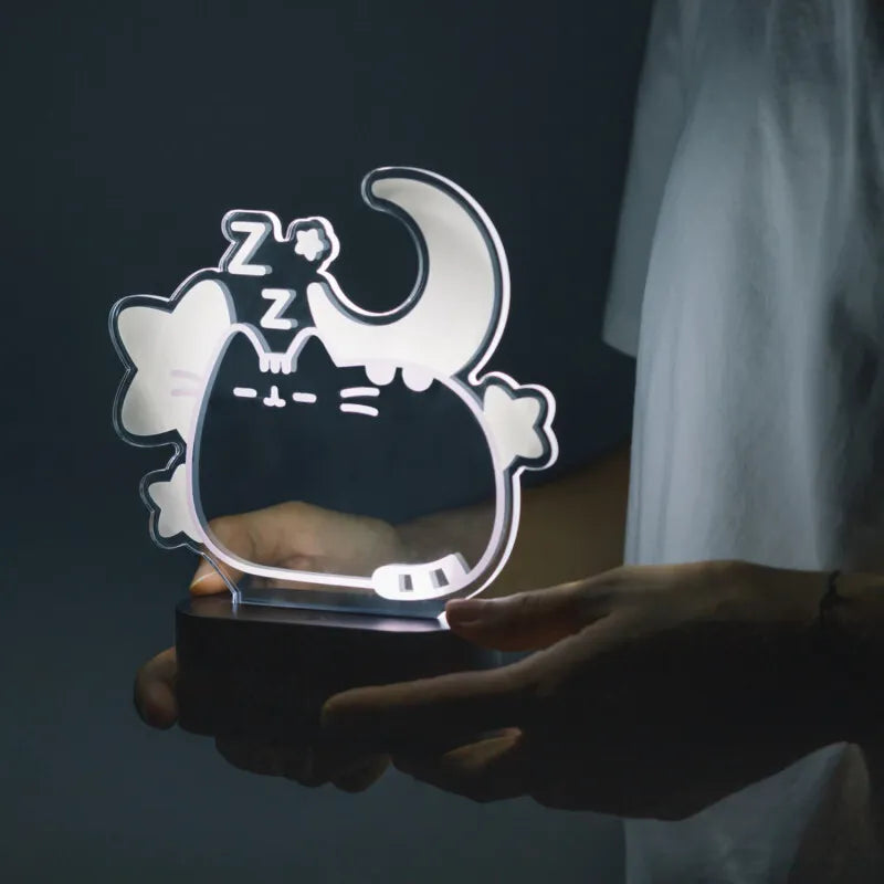 Pusheen – LED naktinė lemputė iš „Dreams“ kolekcijos (19,5 x 17 cm)