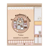 Pusheen – magnetinis kalendorius / mėnesio planuoklis 2026/2027 (30 x 34 cm)