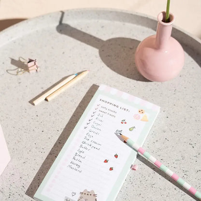 Pusheen – Magnetinis užrašų knygelė / pirkinių sąrašas šaldytuvui + pieštukas (10 x 21 cm)