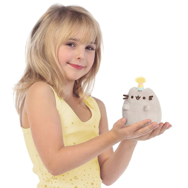 Pusheen – pliušinis žaislas su gimtadienio kepurėle, 12 cm