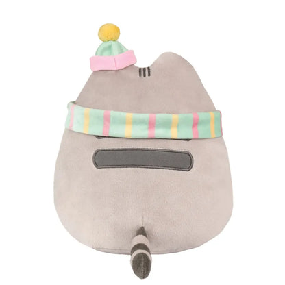 Pusheen – Pliušinis žaislas su šaliku ir kepure, 24 cm