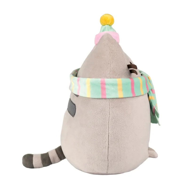 Pusheen – Pliušinis žaislas su šaliku ir kepure, 24 cm