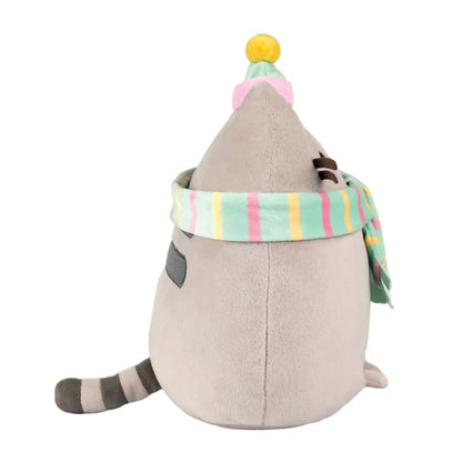 Pusheen – Pliušinis žaislas su šaliku ir kepure, 24 cm