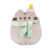 Pusheen – Pliušinis žaislas su šaliku ir kepure, 24 cm