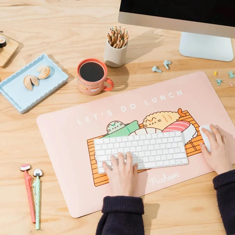 Pusheen – XXL PU odinis žaidimų ir darbo stalo kilimėlis iš „Sushi Roll“ kolekcijos (60 x 35 cm)