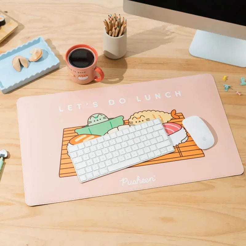 Pusheen – XXL PU odinis žaidimų ir darbo stalo kilimėlis iš „Sushi Roll“ kolekcijos (60 x 35 cm)