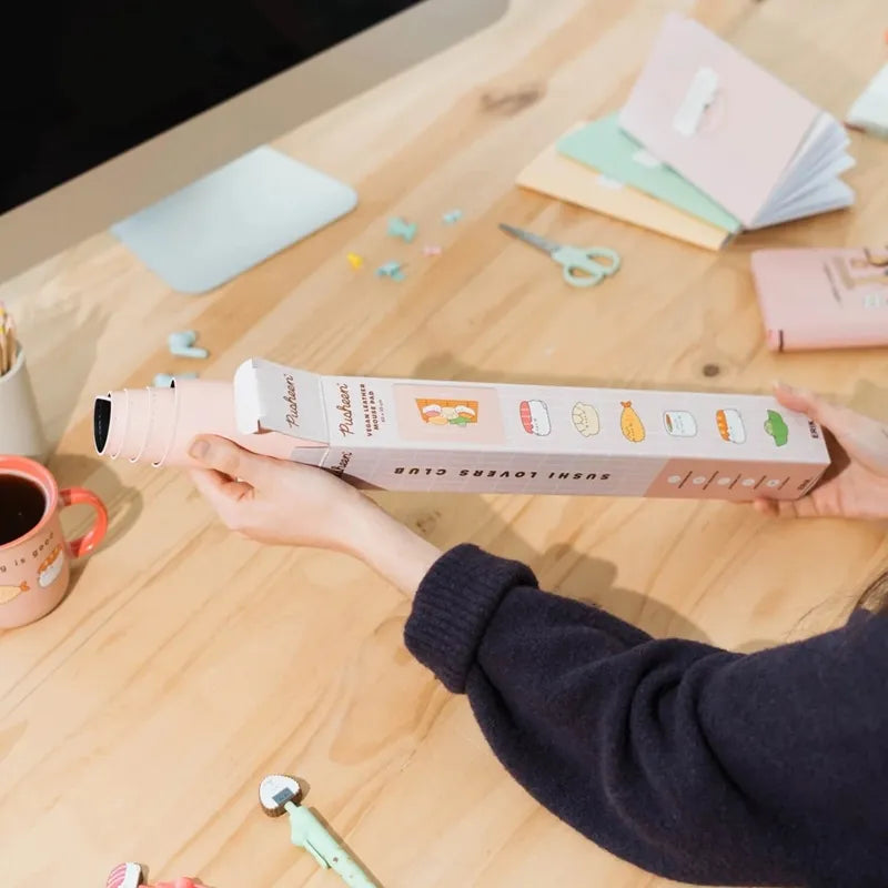 Pusheen – XXL PU odinis žaidimų ir darbo stalo kilimėlis iš „Sushi Roll“ kolekcijos (60 x 35 cm)