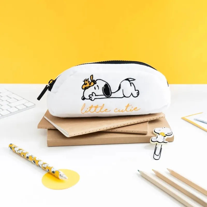 Snoopy – pliušinis penalas aksesuarams iš „Lazy Days“ kolekcijos