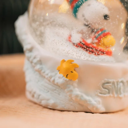 Snoopy – stiklinis sniego rutulys dovanų dėžutėje